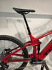 Ein rotes Mountainbike mit Federung und verstellbarer Sattelstütze.
