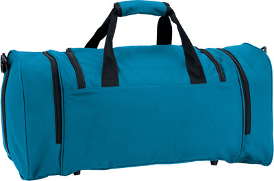 Eine blaue Sporttasche mit schwarzen Griffen und Reißverschlüssen auf weißem Grund.