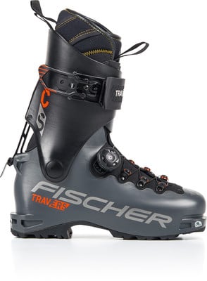 Ein grauer Fischer Travers Skischuh mit orangefarbenen Details und BOA-System. Ein grauer Fischer Travers Skischuh mit orangefarbenen Details und BOA-System.