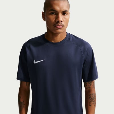 Ein Mann in einem dunkelblauen Nike-T-Shirt mit Logo auf der Brust. Ein Mann in einem dunkelblauen Nike-T-Shirt mit Logo auf der Brust.