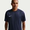 Ein Mann in einem dunkelblauen Nike-T-Shirt mit Logo auf der Brust.