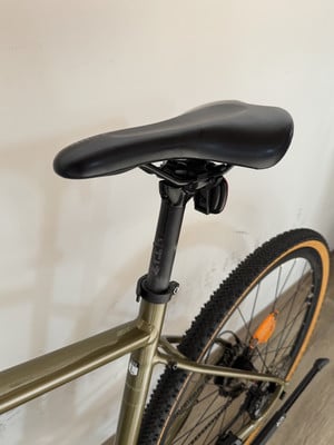 Detail von Fahrradsattel und Sattelstütze mit rotem Rücklicht. Detail von Fahrradsattel und Sattelstütze mit rotem Rücklicht.