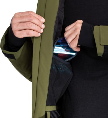 Ein Mann verstaut eine Skibrille in einer Innentasche einer Jacke. Ein Mann verstaut eine Skibrille in einer Innentasche einer Jacke.