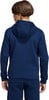 Rückansicht eines Jungen in einem dunkelblauen Kapuzenpullover und Jogginghose.