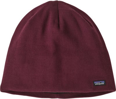 Eine burgunderrote Patagonia-Strickmütze mit Logo auf der Vorderseite. Eine burgunderrote Patagonia-Strickmütze mit Logo auf der Vorderseite.
