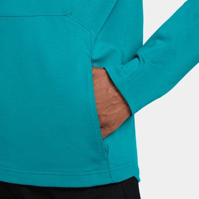 Detail eines Mannes mit der Hand in der Tasche einer türkisfarbenen Jacke. Detail eines Mannes mit der Hand in der Tasche einer türkisfarbenen Jacke.