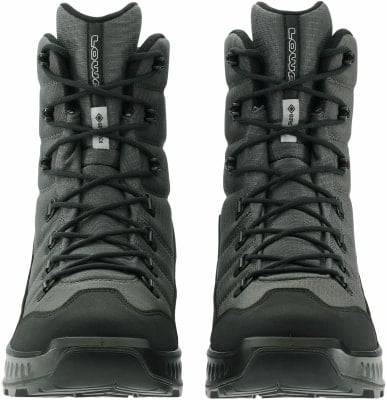 Ein Paar grauer Winterstiefel mit schwarzen Schnürsenkeln und Gore-Tex-Logo. Ein Paar grauer Winterstiefel mit schwarzen Schnürsenkeln und Gore-Tex-Logo.