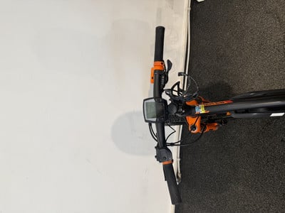Lenker eines E-Bikes mit Display und Flaschenhalter. Lenker eines E-Bikes mit Display und Flaschenhalter.