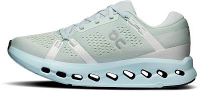 Hellblauer Laufschuh mit weißen Streifen und perforiertem Obermaterial. Hellblauer Laufschuh mit weißen Streifen und perforiertem Obermaterial.