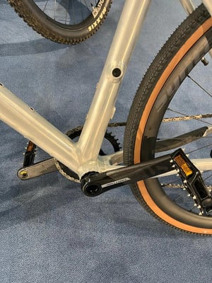 Detail eines Fahrradrahmens mit SRAM Force Kurbeln und Maxxis Reifen. Detail eines Fahrradrahmens mit SRAM Force Kurbeln und Maxxis Reifen.