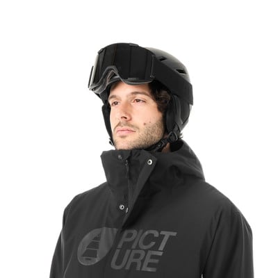 Mann in Skimütze und Brille mit Logo auf Jacke. Mann in Skimütze und Brille mit Logo auf Jacke.