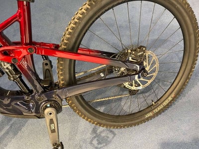 Detail des Hinterrads eines Mountainbikes mit Scheibenbremse und Dämpfer. Detail des Hinterrads eines Mountainbikes mit Scheibenbremse und Dämpfer.
