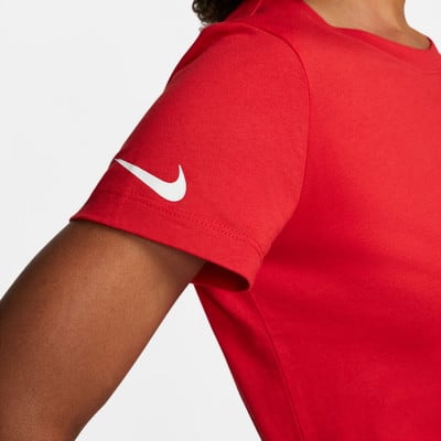 Detail eines roten Nike-T-Shirts mit weißem Logo. Detail eines roten Nike-T-Shirts mit weißem Logo.