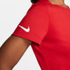 Detail eines roten Nike-T-Shirts mit weißem Logo.