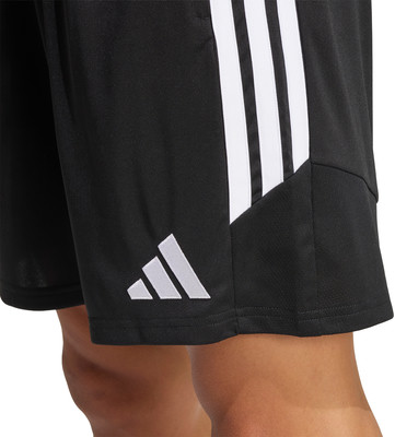 Schwarze Sporthose mit weißen Streifen und Adidas-Logo. Schwarze Sporthose mit weißen Streifen und Adidas-Logo.