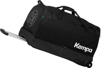 Schwarze Reisetasche auf Rollen mit Kempa-Logo und ausziehbarem Griff.