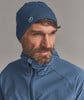 Ein Mann in einer blauen Mütze und Kapuzenjacke schaut nach rechts.