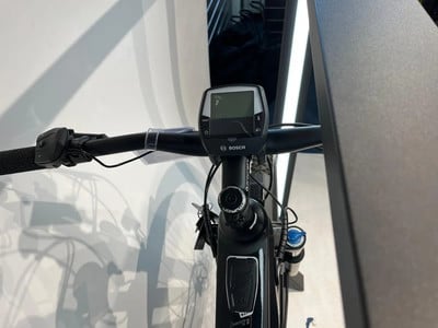 Detail eines E-Bikes mit Bosch-Display und Lenkerbedienung. Detail eines E-Bikes mit Bosch-Display und Lenkerbedienung.