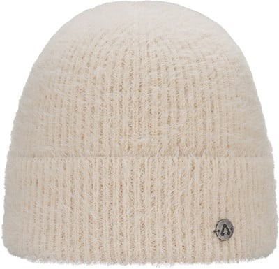 Cremefarbene Strickmütze mit feinem Flausch und dezentem Logo.