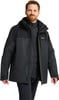 Ein Mann in einer schwarzen Winterjacke mit Kapuze und gesteppter Weste.