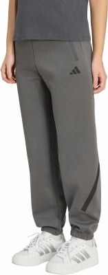 Graue Jogginghose mit schwarzem Adidas-Logo und Streifen an den Hosenbeinen. Graue Jogginghose mit schwarzem Adidas-Logo und Streifen an den Hosenbeinen.