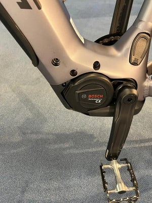 Nahaufnahme des Bosch Performance Line CX Mittelmotors eines E-Bikes. Nahaufnahme des Bosch Performance Line CX Mittelmotors eines E-Bikes.