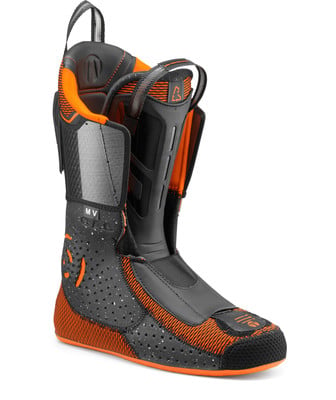 Ein Skischuh in Schwarz-Orange mit dem MV-Logo.