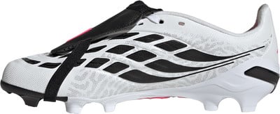 Weiße Adidas Fußballschuhe mit schwarzen Streifen und rosa Akzenten.