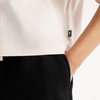 Detail eines T-Shirts mit New Balance Logo und schwarzer Hose.