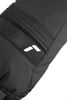 Detail einer schwarzen Handschuhs mit weißem Logo und gerippter Oberfläche.