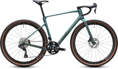Ein grünes Cube Gravelbike mit braunen Reifen und schwarzen Felgen. Ein grünes Cube Gravelbike mit braunen Reifen und schwarzen Felgen.