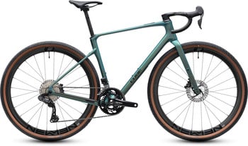 Ein grünes Cube Gravelbike mit braunen Reifen und schwarzen Felgen.