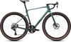 Ein grünes Cube Gravelbike mit braunen Reifen und schwarzen Felgen.