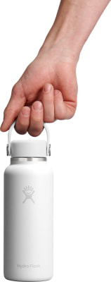 Eine Hand hält eine weiße Hydro Flask Flasche am Griff.