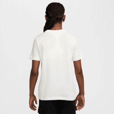 Rückansicht einer Person in einem weißen T-Shirt und schwarzen Shorts. Rückansicht einer Person in einem weißen T-Shirt und schwarzen Shorts.