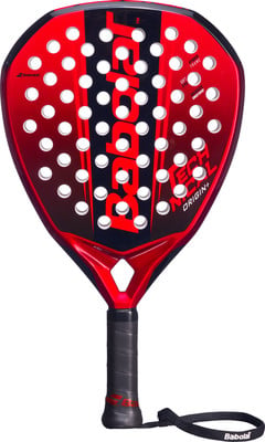 Rote Padel-Schläger mit schwarzen Details und weißen Löchern.