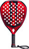Rote Padel-Schläger mit schwarzen Details und weißen Löchern.