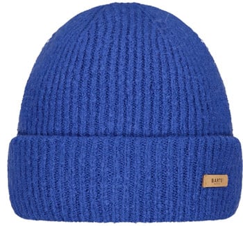 Eine blaue Rippstrickmütze mit kleinem Lederetikett.