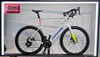 Modernes weißes Rennrad von Cannondale mit rosa und gelben Details.