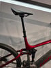 Ein Teil eines roten Mountain-E-Bikes mit Federung.