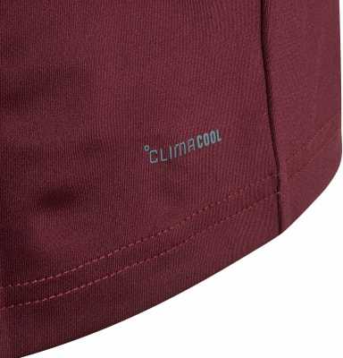Detail eines Stoffes mit Climacool-Logo auf einem dunkelroten Hemd. Detail eines Stoffes mit Climacool-Logo auf einem dunkelroten Hemd.