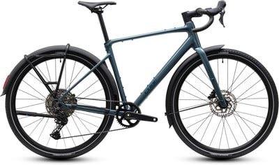 Graugrünes Gravelbike mit Schutzblechen und Gepäckträger, Scheibenbremsen. Graugrünes Gravelbike mit Schutzblechen und Gepäckträger, Scheibenbremsen.