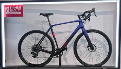 Ein blaues Trek Gravelbike mit roten Akzenten am Rahmen. Ein blaues Trek Gravelbike mit roten Akzenten am Rahmen.