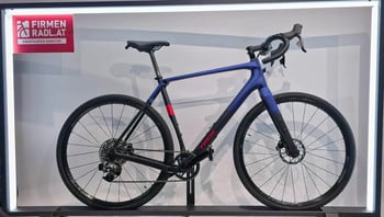 Ein blaues Trek Gravelbike mit roten Akzenten am Rahmen.