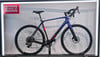 Ein blaues Trek Gravelbike mit roten Akzenten am Rahmen.