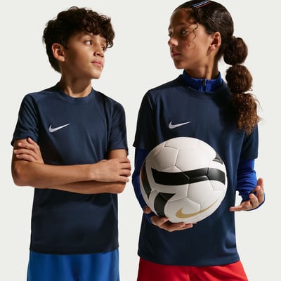 Zwei junge Sportler in dunkelblauen Trikots mit Ball Zwei junge Sportler in dunkelblauen Trikots mit Ball
