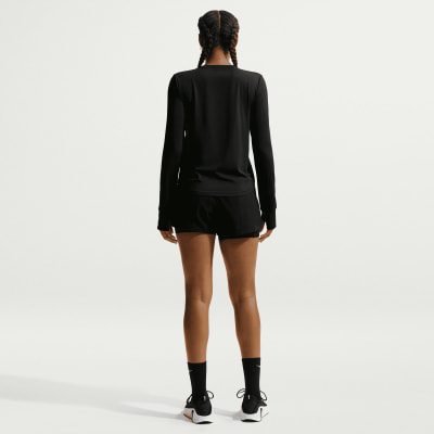 Frau in schwarzem Langarmshirt und Shorts, Rückansicht, auf weißem Grund.