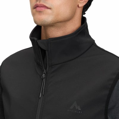 Detail eines Mannes in einer schwarzen Jacke mit hohem Kragen und Reißverschluss. Detail eines Mannes in einer schwarzen Jacke mit hohem Kragen und Reißverschluss.