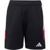 Černé sportovní šortky s bílými a červenými pruhy na boku a logem Adidas.