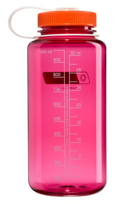 Eine rosa Plastikwasserflasche mit ml- und Unzenmarkierungen. Eine rosa Plastikwasserflasche mit ml- und Unzenmarkierungen.